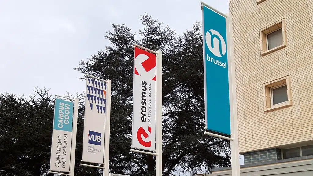 Baniervlag met fullcolour print op banner gemonteerd in haakse baniermast
