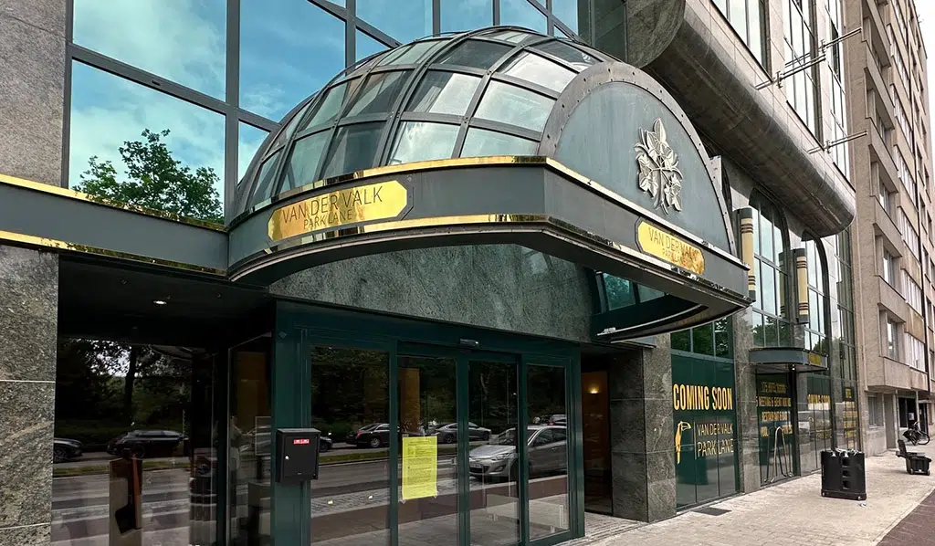 Belettering van een luifel van een hotel met permanente weersbestandige gouden kleefletters