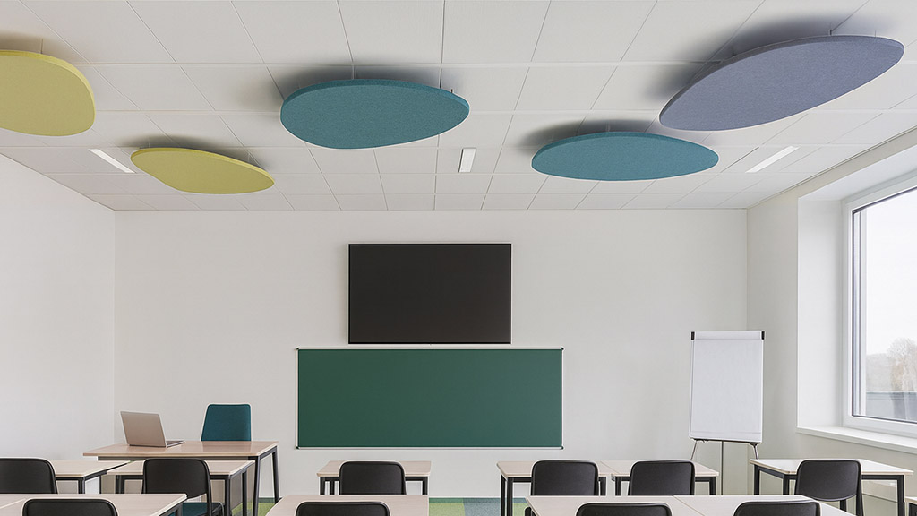 Geluidsdempende akoestische panelen in een klaslokaal van een onderwijsinstelling AMS Antwerpen