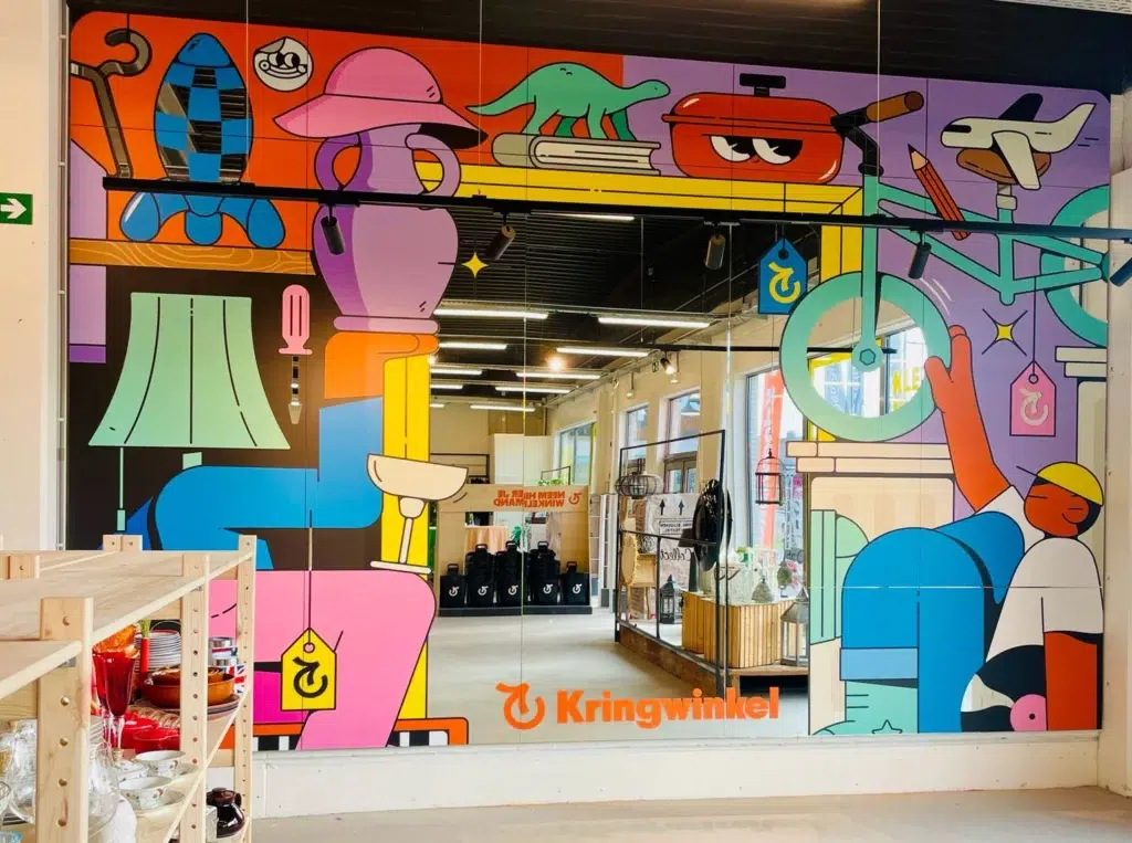 Indoor decoratie van een Kringwinkel, print op zelfklevende muursticker geplaatst op een spiegelwand