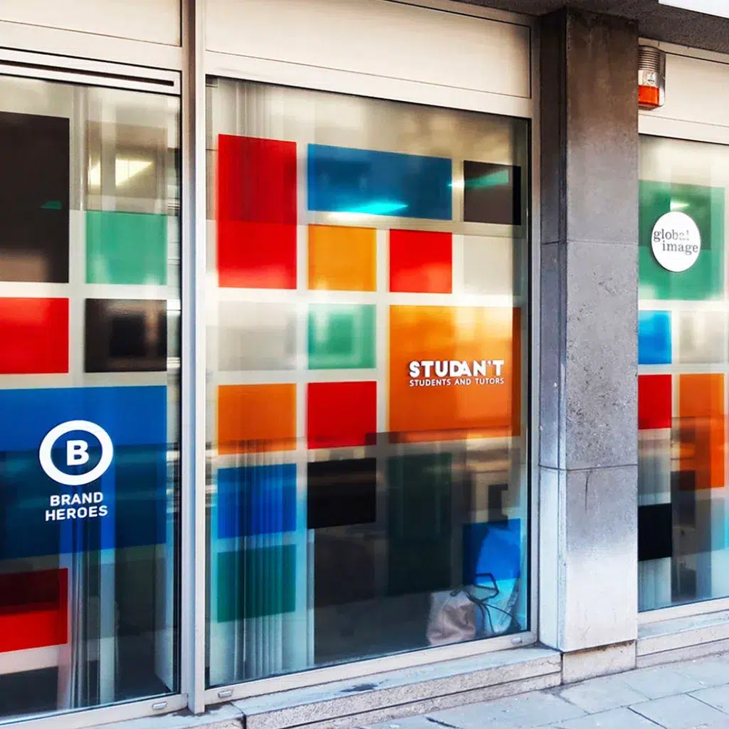 Indoor-privacy-en-decoratie-raamstickers-op-de-ramen-van-een-onderwijsinstelling