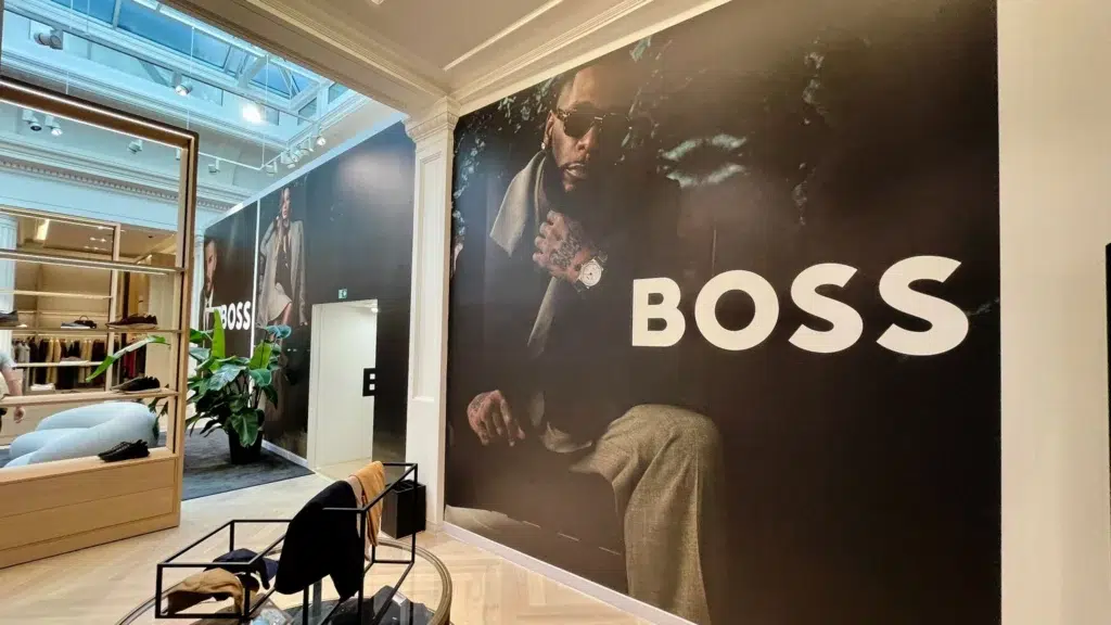 Interieur groot formaat wanddecoratie in een winkel, walltex muurdecoratie voor Hugo Boss store Antwerpen