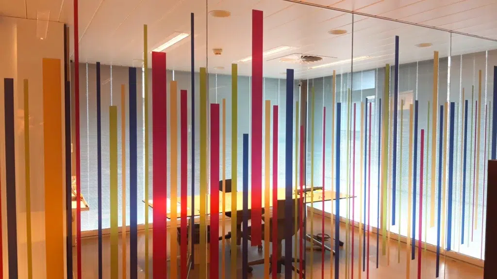Interieur privacyfolie met print op transparante zelfklevende vinyl geplaatst in een bureau