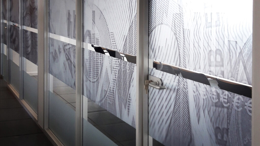 Interieur privacyfolie met print op zandstraal zelfklevende vinyl geplaatst op glaswanden in een kantoorgebouw