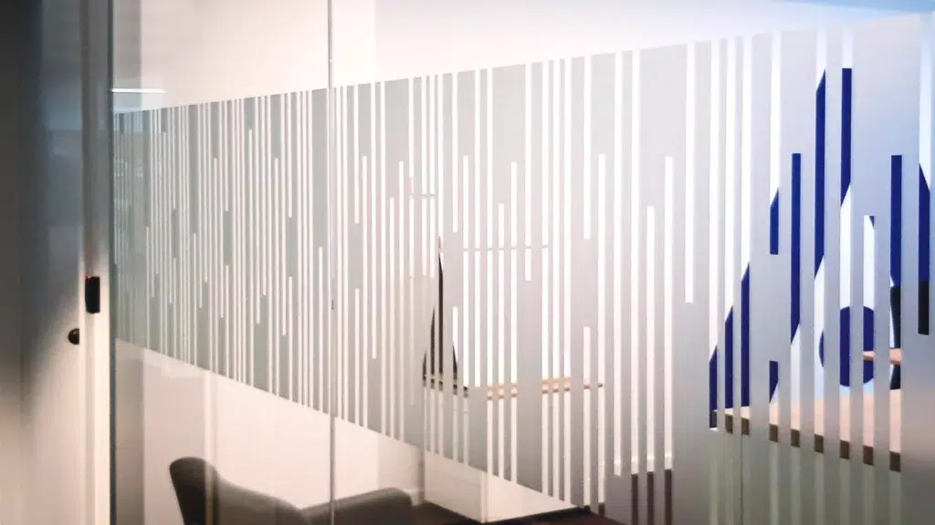 Interieur privacyfolie zelfklevende zandstraalfolie geplaatst in een vergaderzaal