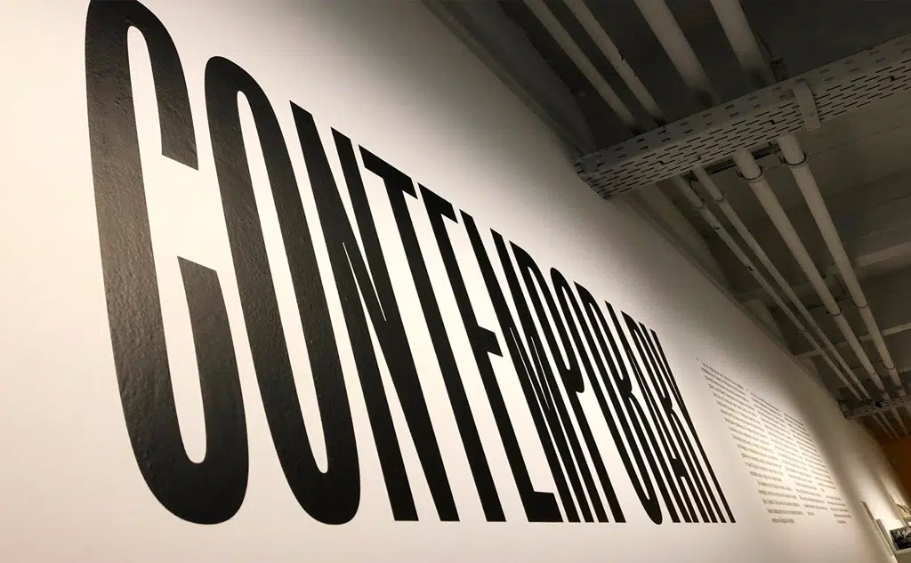 Interieur semi-permanente tijdelijke belettering met matte kleefletters op een muur van een museum