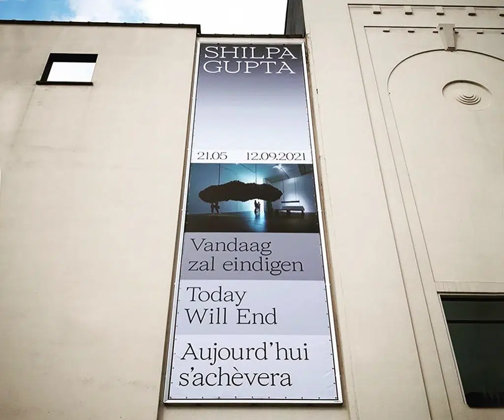 Outdoor banner spandoek met print op frontlitdoek gemonteerd in een triaflex frame op een gevel