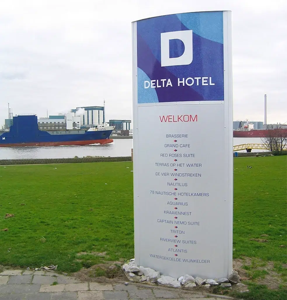 Outdoor totem in aluminium panelen voorzien van print en belettering voor bewegwijzering voor een hotel