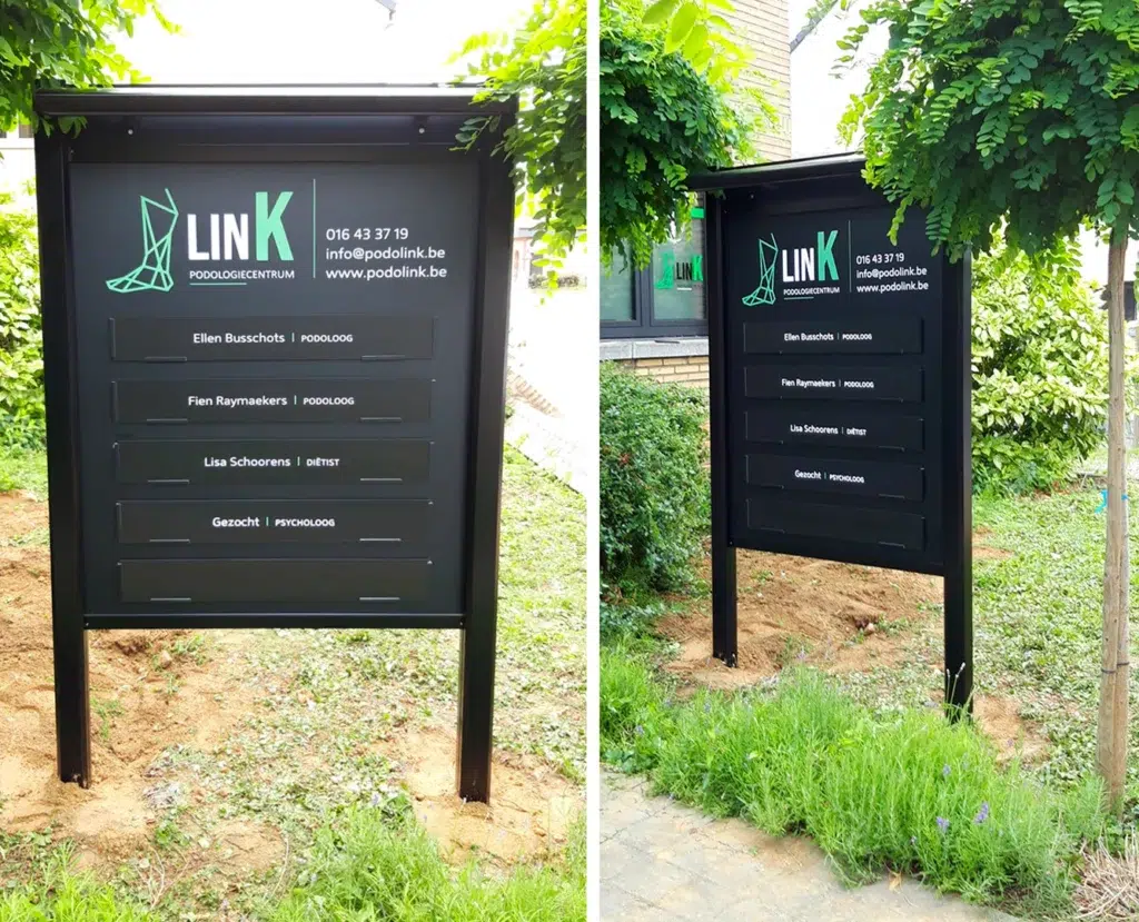 Outdoor console in gepoederlakte aluminium voorzien van bordjes met belettering voor een praktijkgebouw