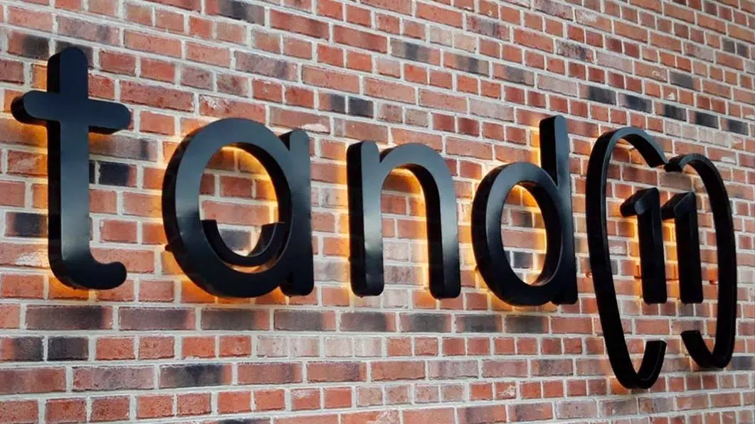 Outdoor geveldecoratie met stijlvol indirect verlichte 3D doosletters verkrijgbaar in alle kleuren AMS Antwerpen