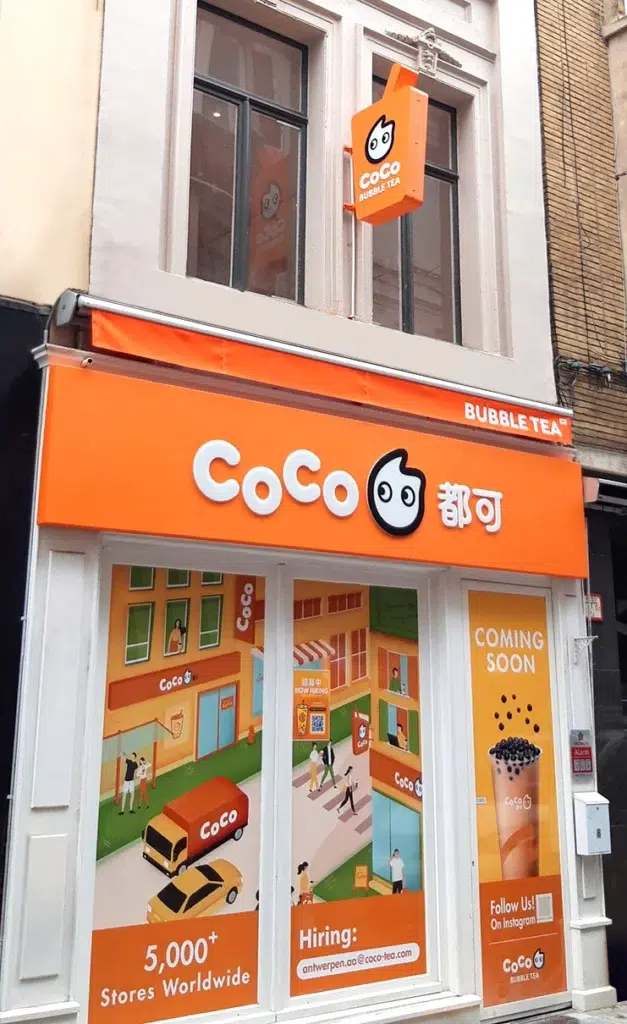 Outdoor geveldecoratie met verlichte gevelletters lichtreclame AMS Antwerpen