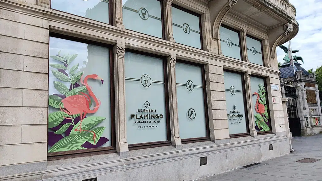 Outdoor raamdecoratie full colour print en beletering op een raam vanZoo Antwerpen