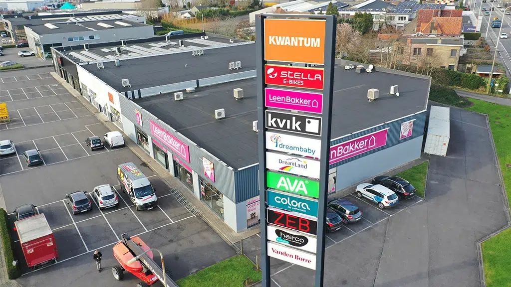 Outdoor totem met lichtbakken voorzien van zelfklevende prints op een translucente vinyl buiten shoppingcenter