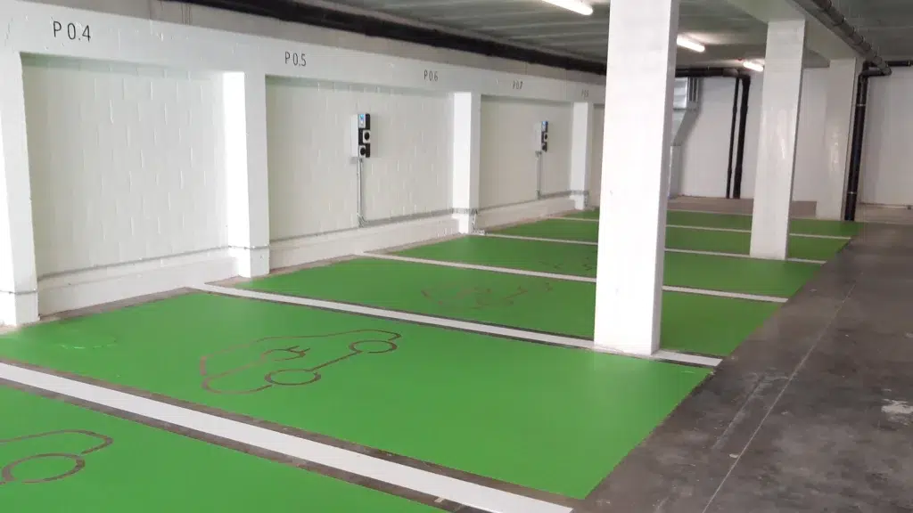 Parkingsingnalisatie aangebracht met schildersjablonen en kleefletters