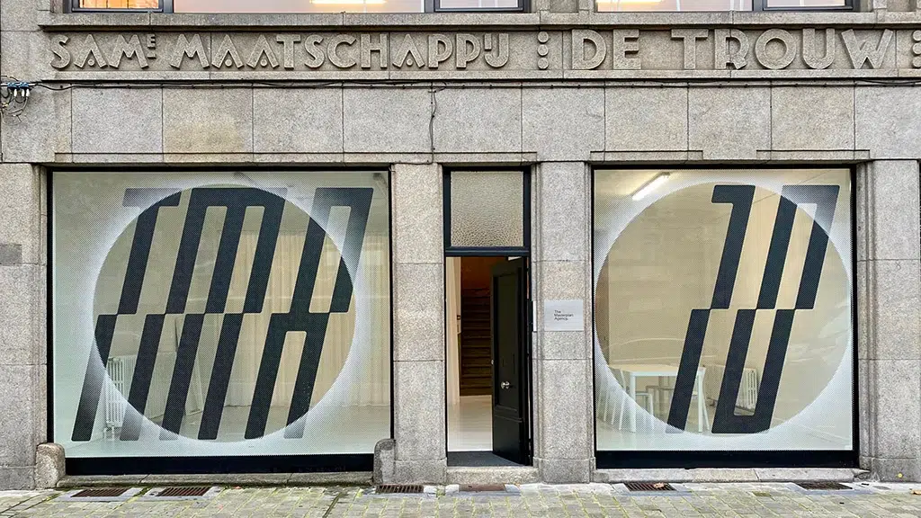 Raamstickers met print op transparante glasheldere raamfolie op de etalage van een kunstgalerie