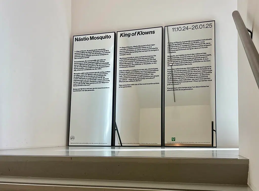 Semi-permanente belettering op spiegels voor een tijdelijke tentoonstelling in een museum