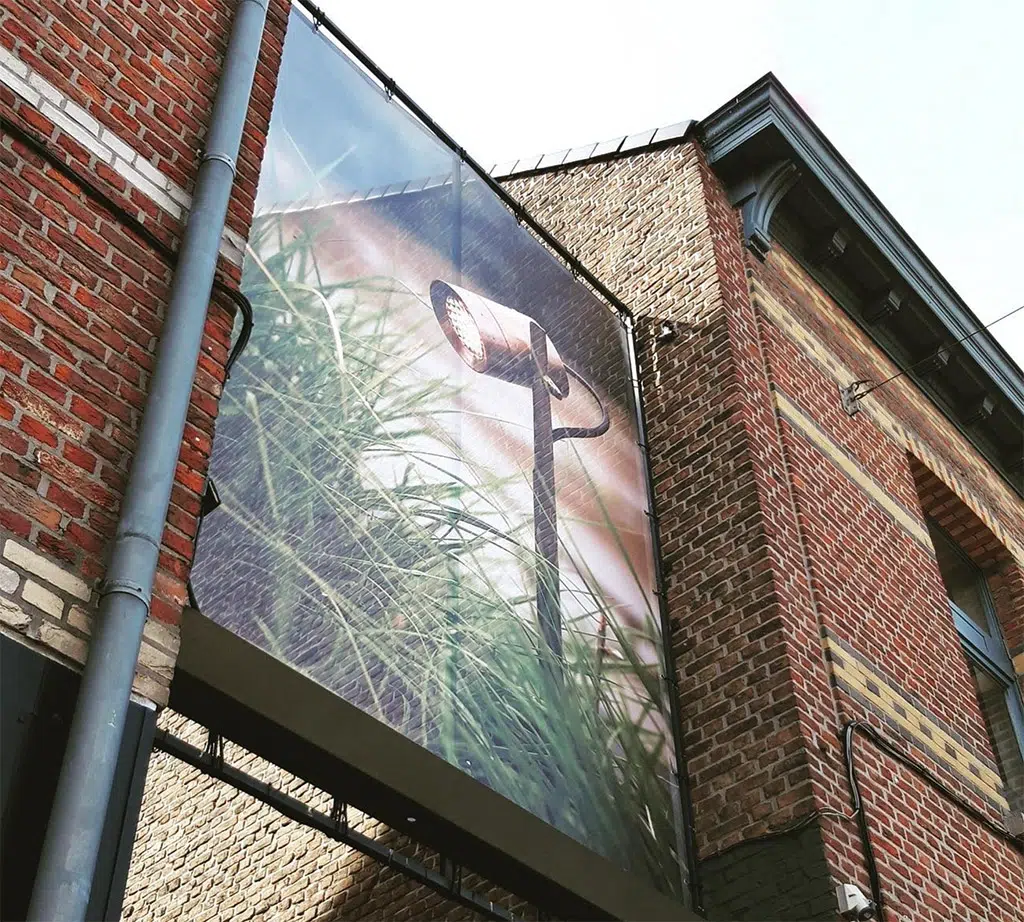 Spandoek mesh gemonteerd met rekkers op stalen buizenframe