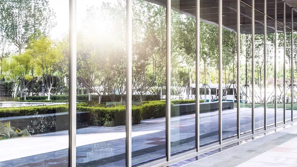 Zon- en UV-werende film geplaatst op een glazen facade van een kantoorgebouw