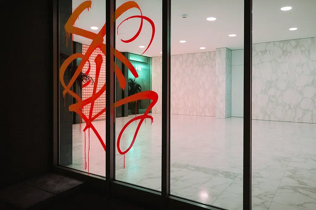 Indoor Graffiti verwijderen anti-graffiti film glasfolie AMS Antwerpen