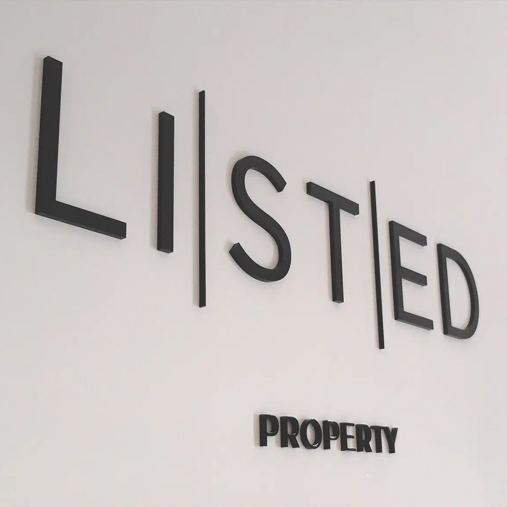 Acrylox 3D freesletters rechtstreeks op de muur verlijmd