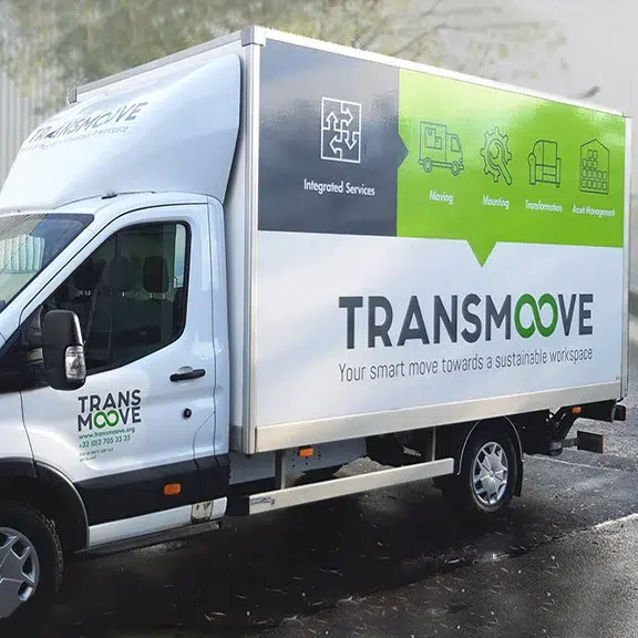 Belettering van een bestelwagen met meubelbak voor een transporteur AMS Antwerpen