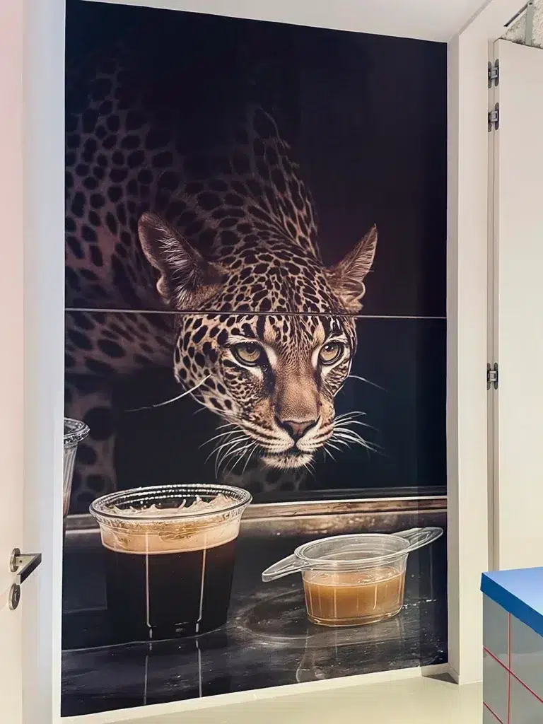 Easywall-stijlvolle-wandbekleding-op-groot-formaat-van-een-foto-gedrukt-op-naadloos-behangpapier-geplaatst-in-een-restaurant