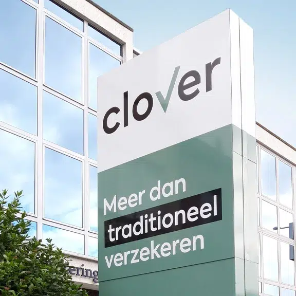 Healthcare totem reclamezuil voor een verzekeringsmakelaar AMS Antwerpen