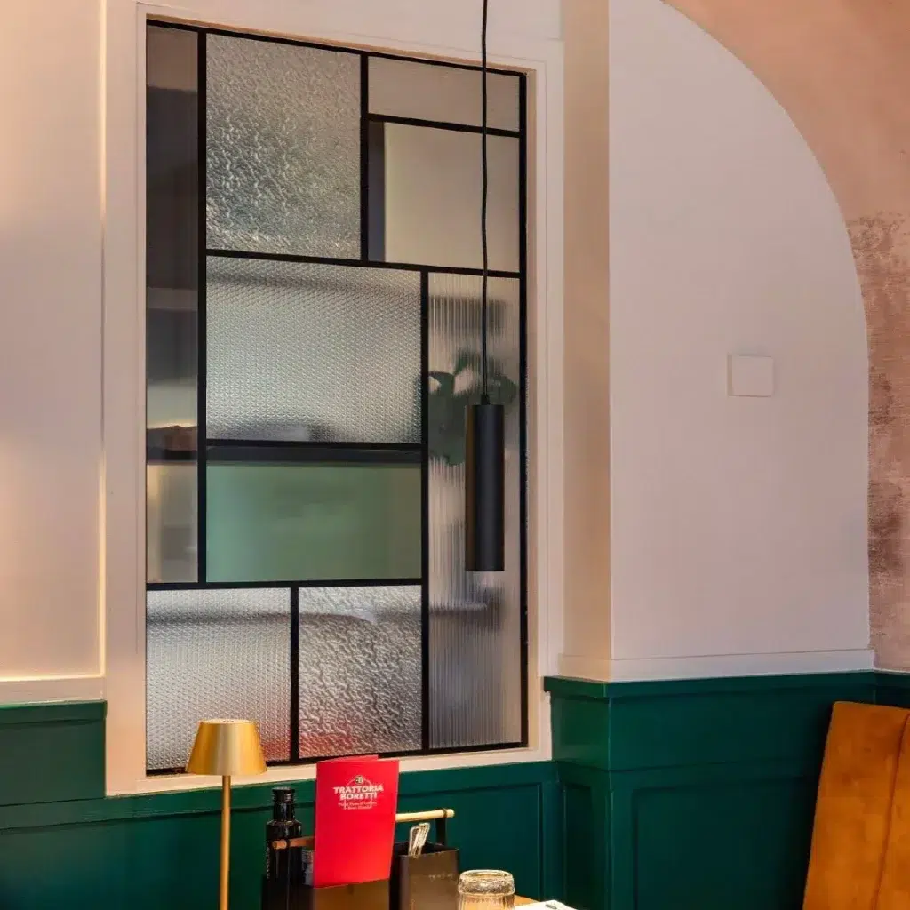 Interieurfolie-raamfolie-voor-privacy-en-decoratie-op-de-ramen-van-een-restaurant