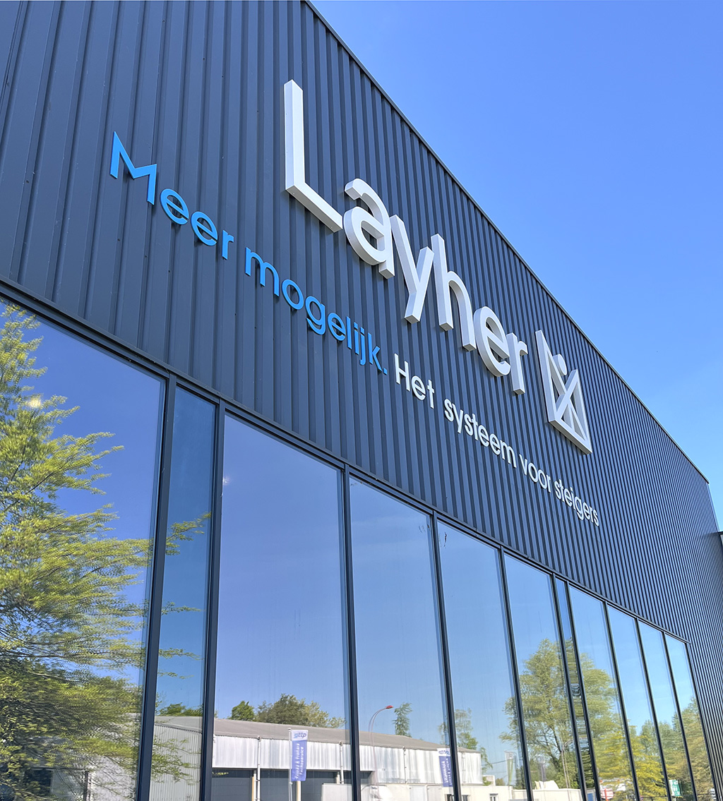 Gevelletters Acrylox verlijmd op gevel en 3D doosletters zonder verlichting AMS