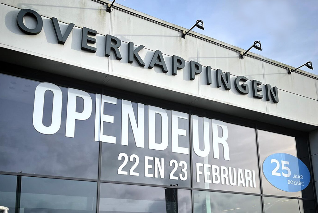 Outdoor gevelreclame met belettering en 3D doosletters gemonteerd op de gevel met afstandshouders