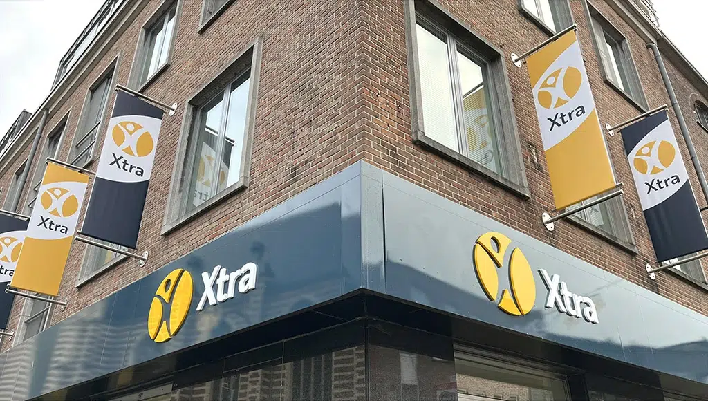Acrylox gevelletters en haakse gevelbanieren logo op de gevel van een uitzendkantoor AMS