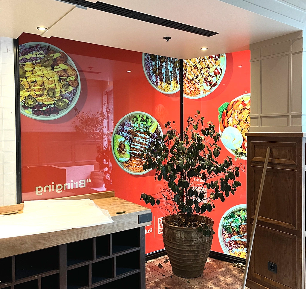 Raamstickers print op transparant stickermateriaal geplaats op ramen van een restuarant